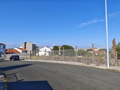 Vista frontal del solar en venta en A Estrada desde la Avenida de Vigo