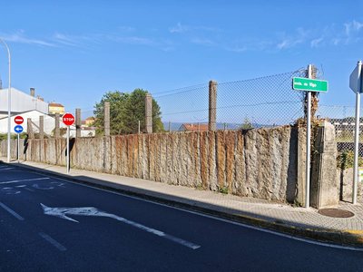 Vista lateral del solar urbano en A Estrada, Pontevedra