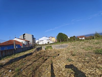 Panorámica del solar urbano con 1.170 m² en A Estrada