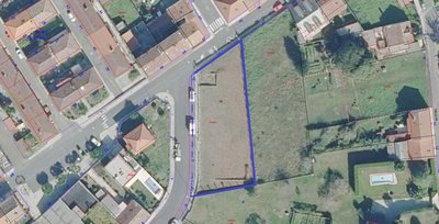 Entorno residencial consolidado cercano al solar en A Estrada