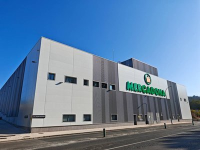 Centro comercial con electrolinera próximo al solar